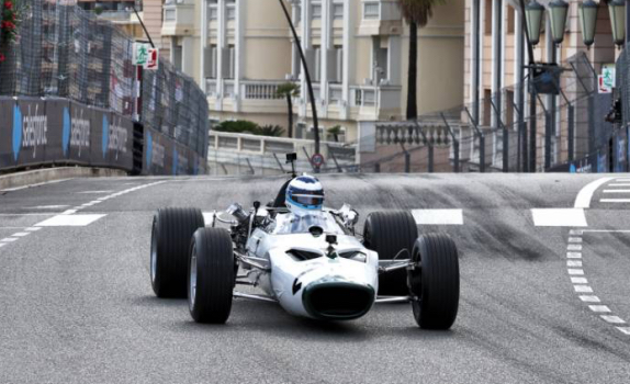 Мика Хаккинен за рулём McLaren M2B на трассе в Монако