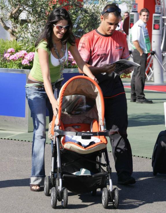 Хуан-Пабло Монтойя, его супруга Конни и их сын Себастьян в Сильверстоуне в 2005 году, фото XPB