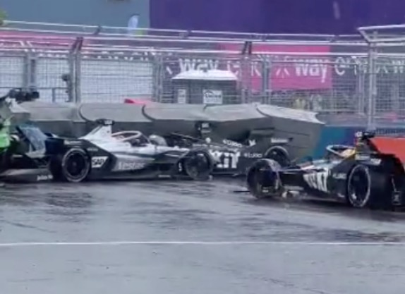 Авария с участием машин лидеров, которой завершилась субботняя гонка в Нью-Йорке Авария с участием машин лидеров, которой завершилась субботняя гонка в Нью-Йорке