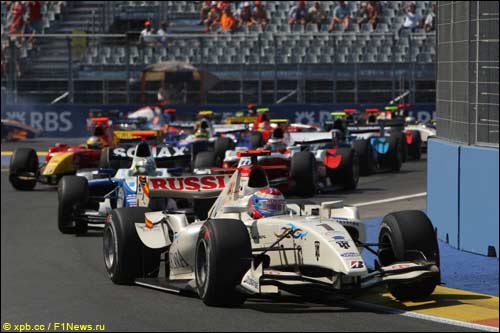 Виталий Петров лидирует в Валенсии, GP2 Виталий Петров лидирует в Валенсии, GP2