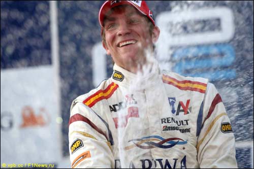 Виталий Петров на подиуме в Стамбуле, GP2 Виталий Петров на подиуме в Стамбуле, GP2