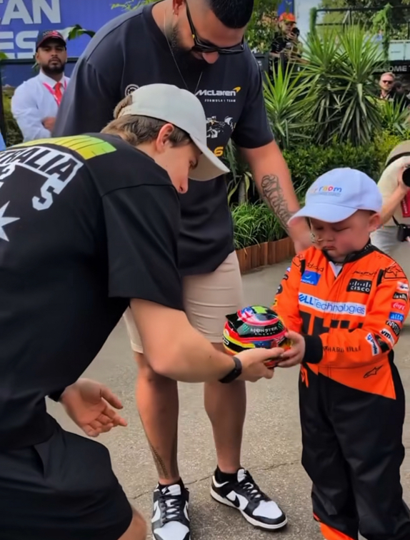 Оскар Пиастри дарит 6-летнему Крузу реплику шлема с автографом