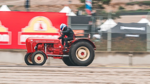 Один из эпизодов гонки на тракторах, фото пресс-службы Porsche
