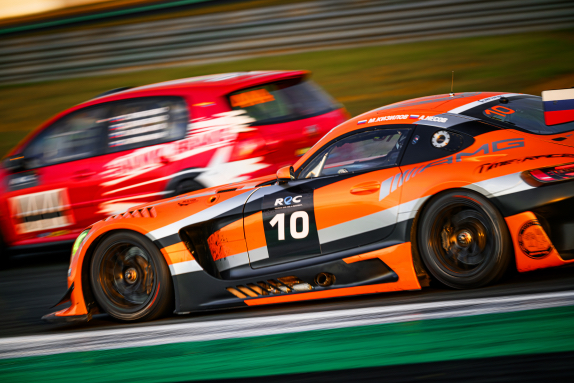 Самый мощный суперкар опережает одну из машин самого скромного класса, фото пресс-службы REC