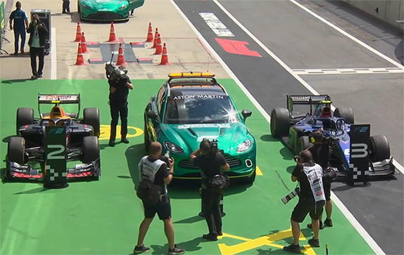 На церемонию награждения победителя гонки подвезли на медицинском Astom Martin, фото Формулы 2 На церемонию награждения победителя гонки подвезли на медицинском Astom Martin, фото Формулы 2