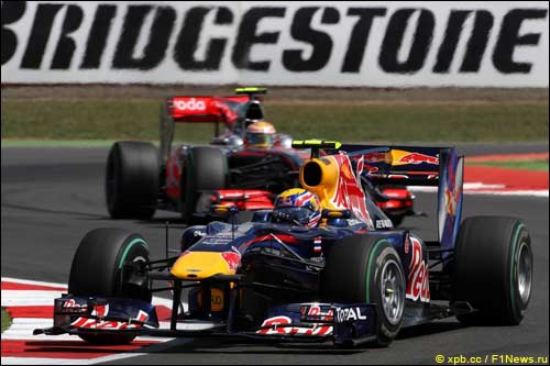 Марк Уэббер лидирует в Сильверстоуне Марк Уэббер лидирует в
Сильверстоуне