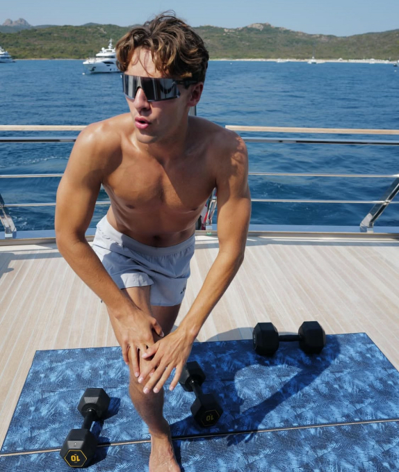 Джордж Расселл и на отдыхе не забывает о тренировках, фото из социальных сетей