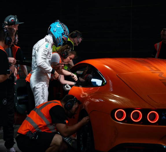 Джордж Расселл занимает место за рулём электрического концепт-кара, фото Mercedes