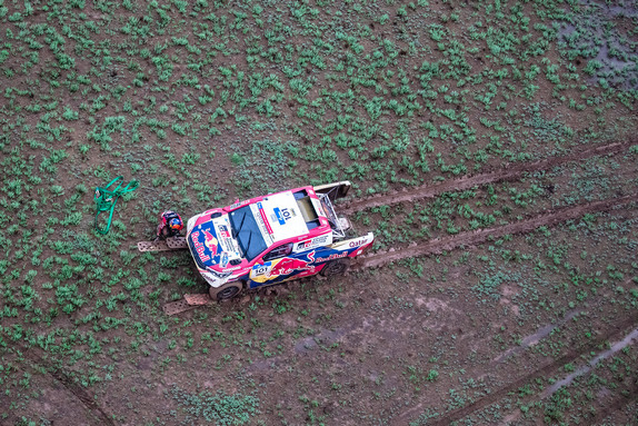 Нассер Аль-Аттия пытается выбраться из грязевой ловушки Нассер Аль-Аттия пытается выбраться из грязевой ловушки
