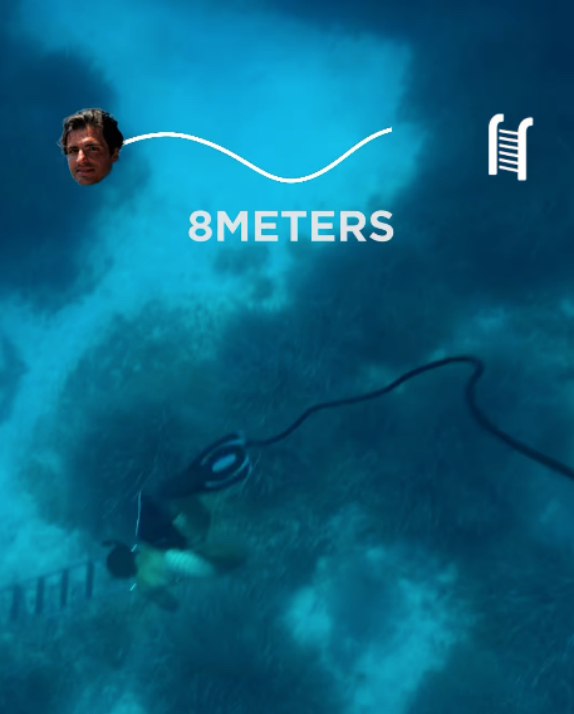 Карлос Сайнс ныряет за утонувшей лестницей, фото из социальных сетей