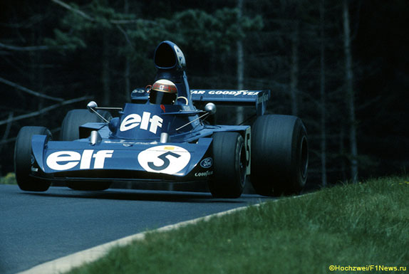 Джеки Стюарт за рулём Tyrrell-Ford 006 на Нюрбургринге, Гран При Германии 1973 года Джеки Стюарт за рулём Tyrrell-Ford 006 на Нюрбургринге, Гран При Германии 1973 года