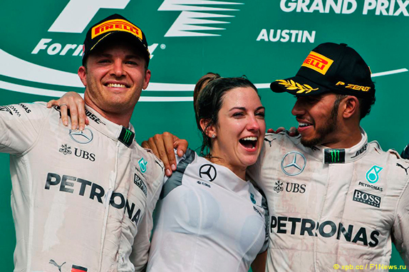 Нико Росберг, Виктория Воулес и Льюис Хэмилтон на подиуме Гран При США 2016 года Нико Росберг, Виктория Воулес и Льюис Хэмилтон на подиуме Гран При США 2016 года