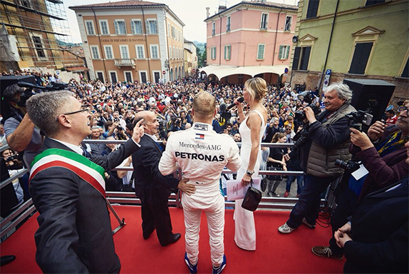 В Бризигелле Валттери Боттаса встречала целая толпа местных болельщиков В Бризигелле Валттери Боттаса встречала целая толпа местных болельщиков