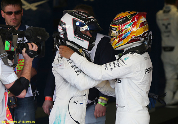 Льюис Хэмилтон поздравляет Валттери Боттаса с победой Льюис Хэмилтон поздравляет Валттери Боттаса с победой