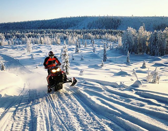 Валттери Боттас демонстрирует, что он неплохо управляет и снегоходом Валттери Боттас демонстрирует, что он неплохо управляет и снегоходом