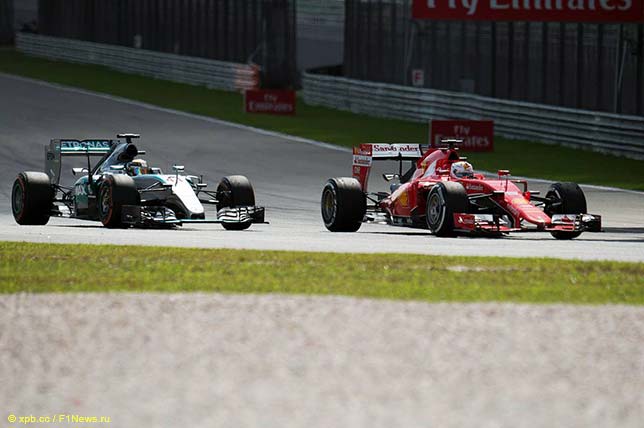 Себастьян Феттель лидирует в гонке, опережая Льюиса Хэмилтона Себастьян Феттель лидирует в гонке, опережая Льюиса Хэмилтона