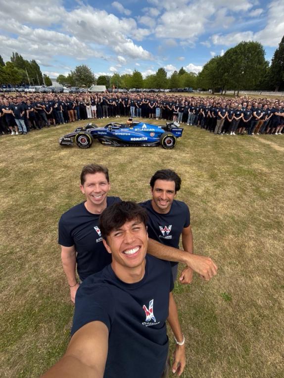 Славное селфи на фоне команды, фото пресс-службы Williams Racing