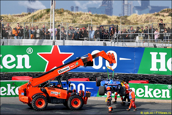 Второй раз красные флаги появились после вылета Алекса Элбона