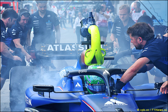 На восьмой минуте на пит-лейн загорелась машина Алекса Элбона