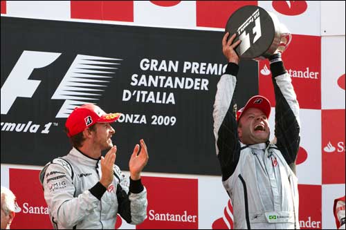 В Монце 37-летний Рубенс одержал свою 11-ю победу в Ф1. 2009 год В Монце 37-летний Рубенс одержал свою 11-ю победу в Ф1. 2009 год