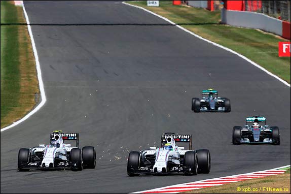 Боттас пытается атаковать Массу Боттас пытается атаковать Массу