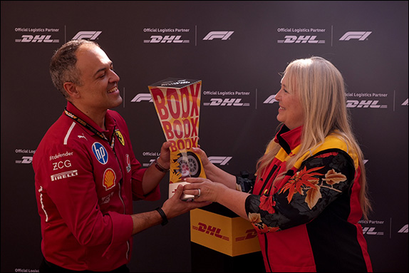 Спортивный директор команды Ferrari Диего Иоверно получает победный кубок от Мануэлы Джани, главы DHL Motorsports Italy. Фото: DHL