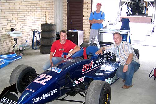 Победитель конкурса Дмитрий Скворцов (справа) с другом