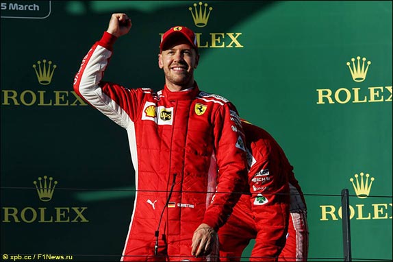 Себастьян Феттель на подиуме в Мельбурне Себастьян Феттель на подиуме в Мельбурне