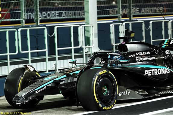 Расселл разбил машину – после аварии он самостоятельно доехал до боксов, но нужно было убрать обломки