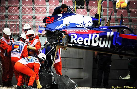 Удар задней частью машины был достаточно сильным – когда её поднимал кран, узлы силовой установки просто отвалились Удар задней частью машины был достаточно сильным – когда её поднимал кран, узлы силовой установки просто отвалились