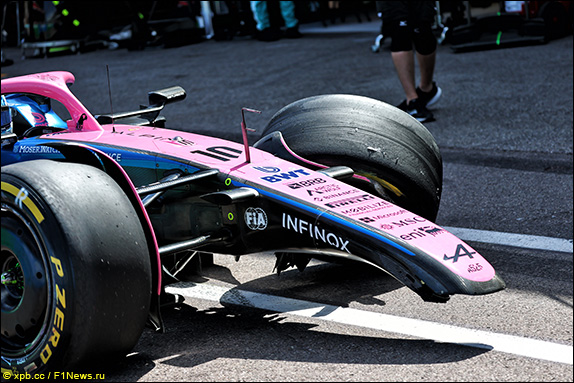 На 9-м круге Гасли врезался в машину Цуноды на выезде из тоннеля, и со сломанной передней подвеской поехал в боксы