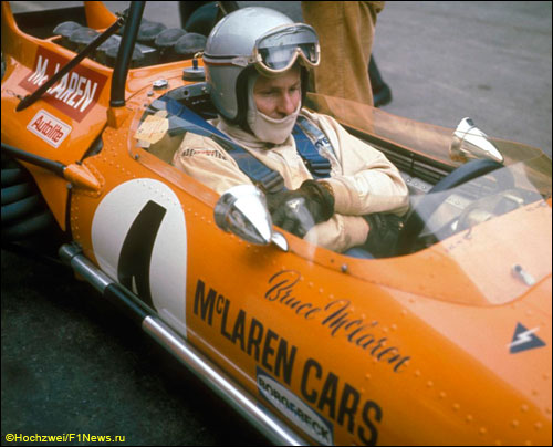 Брюс МакЛарен за рулем машины собственной команды Брюс МакЛарен за рулем машины собственной команды
