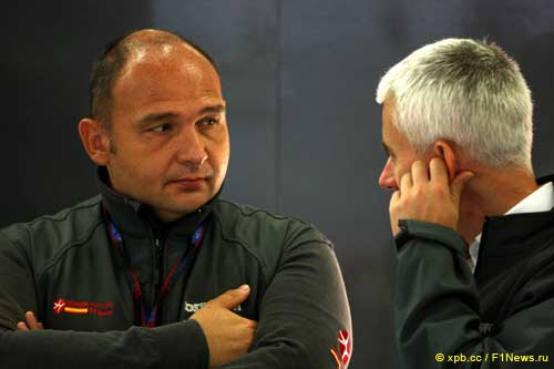 Коллес с техническим консультантом HRT Джеффом Уиллисом Коллес с техническим консультантом HRT Джеффом Уиллисом