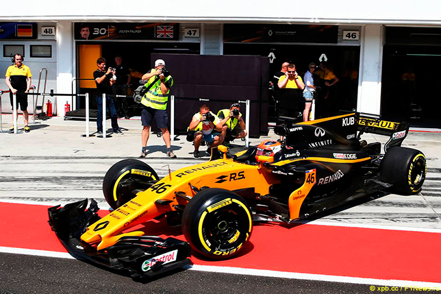Роберт Кубица за рулём Renault R.S.17 Роберт Кубица за рулём Renault R.S.17