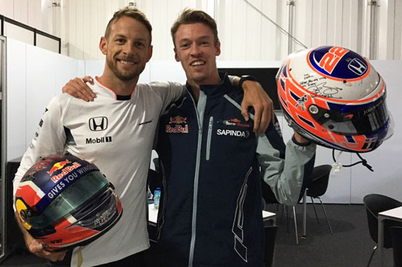 Даниил Квят поменялся шлемами с Дженсоном Баттоном Даниил Квят поменялся шлемами с Дженсоном Баттоном