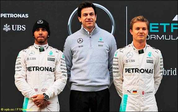 Льюис Хэмилтон, Тото Вольфф и Нико Росберг Льюис Хэмилтон, Тото Вольфф и Нико Росберг