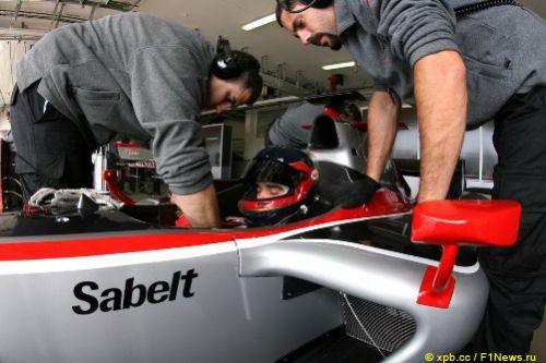 Зеркала на новой Dallara расположены на боковых понтонах, что и затрудняет обзорность пилотам