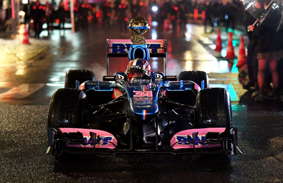 Эстебан Окон привёз «Золотой мяч» на церемонию награждения Эстебан Окон привёз «Золотой мяч» на церемонию награждения