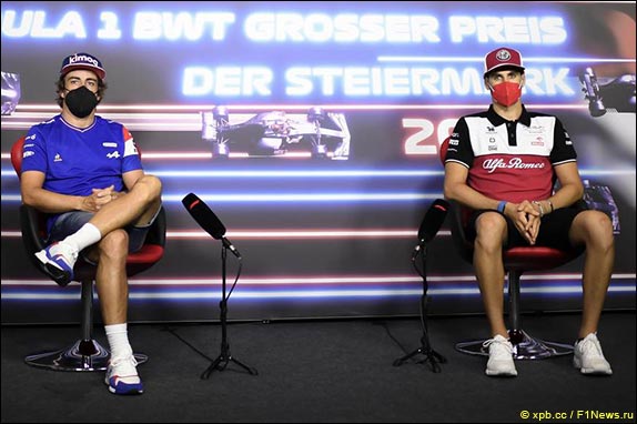 Фернандо Алонсо (Alpine) и Антонио Джовинацци (Alfa Romeo) Фернандо Алонсо (Alpine) и Антонио Джовинацци (Alfa Romeo)