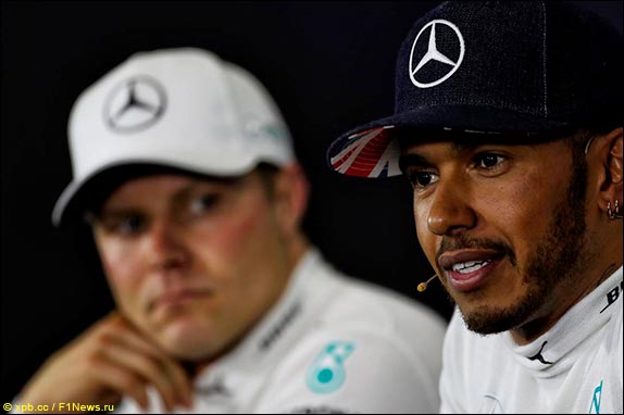 Льюис Хэмилтон на пресс-конференции после финиша Льюис Хэмилтон на пресс-конференции после финиша