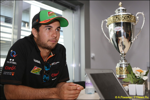 Серхио Перес с призом лучшему игроку матча в Сочи Серхио Перес с призом лучшему игроку матча в Сочи