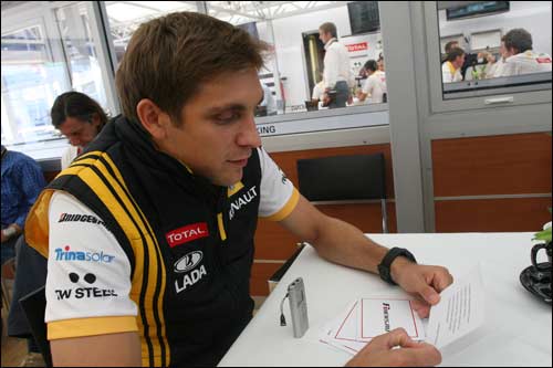Виталий Петров отвечает на вопросы читателей F1News.Ru Виталий Петров отвечает на вопросы читателей F1News.Ru