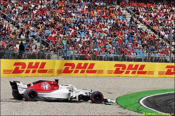 Маркус Эриксон вылетел в гравий, но вернулся и доехал до боксов, засыпав асфальт песком и камнями Маркус Эриксон вылетел в гравий, но вернулся и доехал до боксов, засыпав асфальт песком и камнями