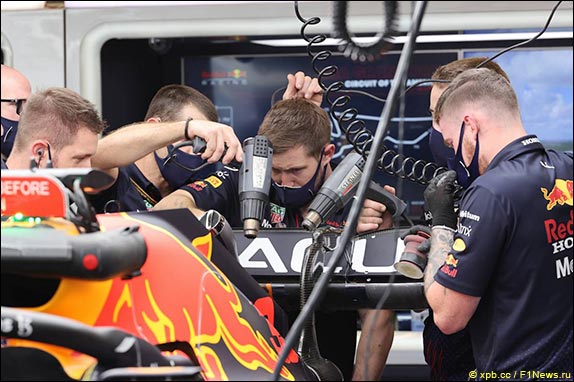 Перед началом квалификации механики Red Bull Racing работали с машиной Ферстаппена, обнаружив небольшую трещину в заднем антикрыле, и решили проблему вовремя Перед началом квалификации механики Red Bull Racing работали с машиной Ферстаппена, обнаружив небольшую трещину в заднем антикрыле, и решили проблему вовремя