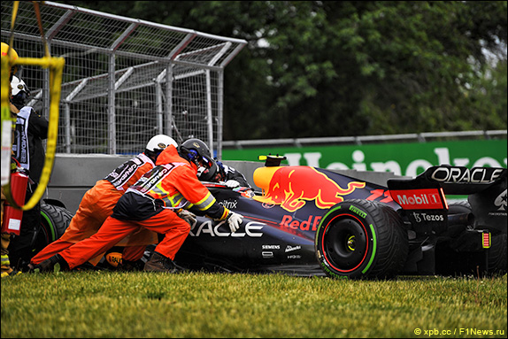 Серхио Перес врезался в барьер в третьем повороте – и сессию остановили красными флагами для эвакуации машины Серхио Перес врезался в барьер в третьем повороте – и сессию остановили красными флагами для эвакуации машины