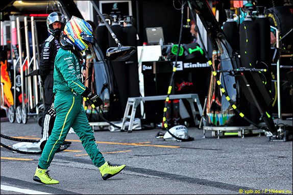 Фернандо Алонсо возвращается в боксы после схода