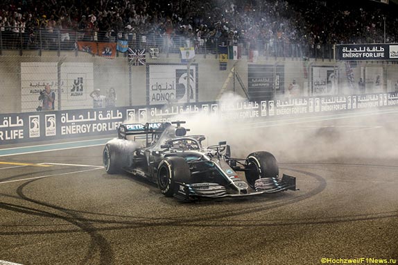 После финиша Хэмилтон, Ферстаппен и Леклер под аплодисменты зрителей крутили «пончики» на стартовой прямой. Сезон 2019 года завершен! После финиша Хэмилтон, Ферстаппен и Леклер под аплодисменты зрителей крутили «пончики» на стартовой прямой. Сезон 2019 года завершен!