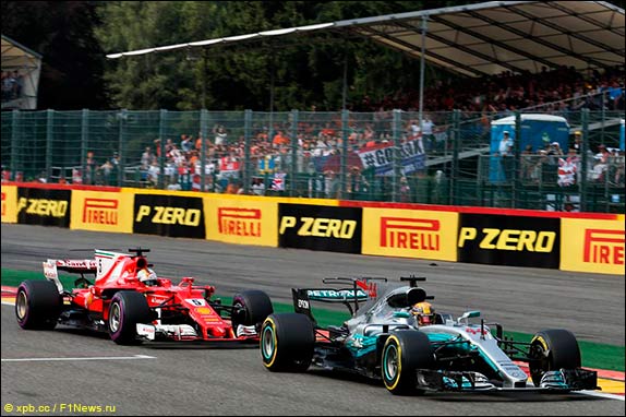 Хэмилтон отбил атаку Феттеля Хэмилтон отбил атаку Феттеля