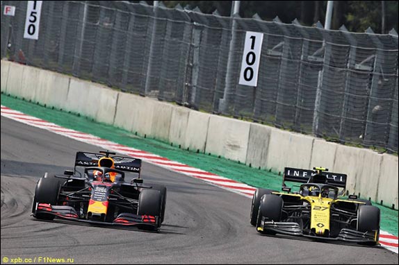 Макс Ферстаппен атакует Нико Хюлкенберга Макс Ферстаппен атакует Нико Хюлкенберга