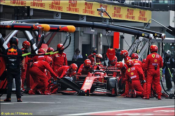 На 44-м круге Леклер сменил резину – в боксах возникла заминка с креплением заднего правого колеса – и он вернулся пятым На 44-м круге Леклер сменил резину – в боксах возникла заминка с креплением заднего правого колеса – и он вернулся пятым